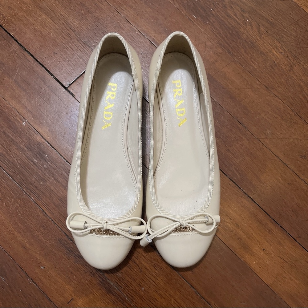 [SOLD] Prada white patent leather ballet flats with bow detail size 5-5.5
